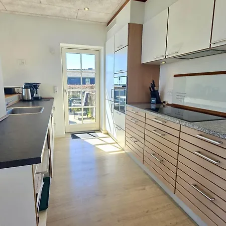 度假居 Modernes-ferienhaus-mit-meerblick-in-strandnaehe
